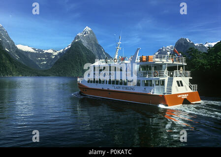 1995 historische RED BOAT SIGHTSEEING AUSFLUG TOUR KREUZFAHRT MILFORD SOUND FIORDLAND NATIONAL PARK South Island, Neuseeland Stockfoto