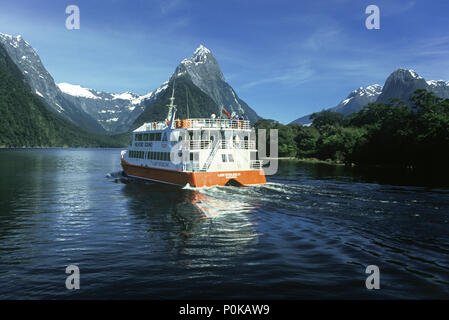 1995 historische RED BOAT SIGHTSEEING AUSFLUG TOUR KREUZFAHRT MILFORD SOUND FIORDLAND NATIONAL PARK South Island, Neuseeland Stockfoto