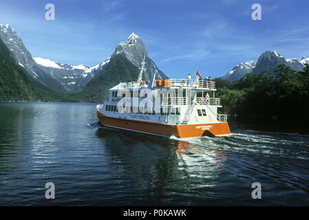 1995 historische RED BOAT SIGHTSEEING AUSFLUG TOUR KREUZFAHRT MILFORD SOUND FIORDLAND NATIONAL PARK South Island, Neuseeland Stockfoto