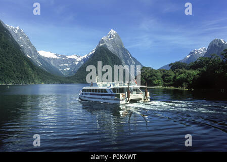 1995 historische BOOT SIGHTSEEING AUSFLUG TOUR KREUZFAHRT MILFORD SOUND FIORDLAND NATIONAL PARK South Island, Neuseeland Stockfoto