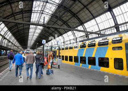 Interior Detail vom Hauptbahnhof Amsterdam entfernt, dem größten Bahnhof und einer großen nationalen Eisenbahn Hub fast von 162.000 Fahrgästen am Tag genutzt. Stockfoto