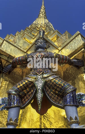 Historische 1995 SILENT WACHEN STATUE Wat Phra Kaeo TEMPEL GRAND PALACE IN BANGKOK Stockfoto