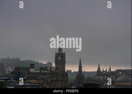 Ein Blick auf Edinburgh Carlton Hill in Edinburgh einschließlich das Scott Monument und das Balmoral Hotel Clock Tower und die Burg in der Ferne Stockfoto