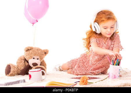 Redhead kid Auswahl Bleistift auf weißen isoliert Stockfoto