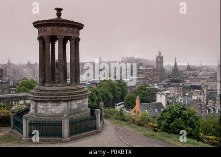 Ein Blick auf Edinburgh Carlton Hill in Edinburgh einschließlich das Scott Monument, das Balmoral Hotel Clock Tower und Dugald Stewart Denkmal Stockfoto