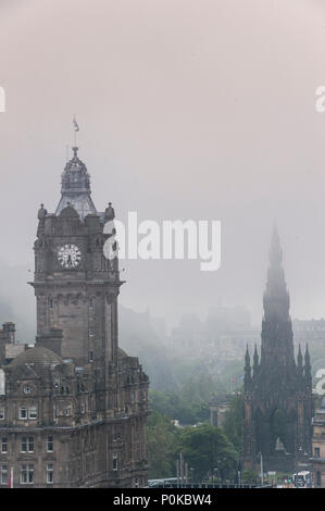 Ein Blick auf Edinburgh Carlton Hill in Edinburgh einschließlich das Scott Monument und das Balmoral Hotel Clock Tower und die Burg in der Ferne Stockfoto