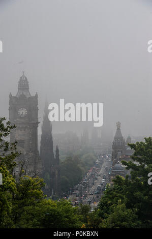 Ein Blick auf Edinburgh Carlton Hill in Edinburgh einschließlich das Scott Monument und das Balmoral Hotel Clock Tower und die Burg in der Ferne Stockfoto