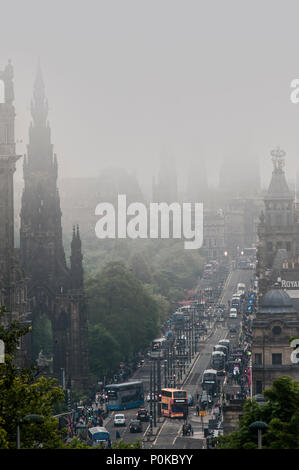 Ein Blick auf Edinburgh Carlton Hill in Edinburgh einschließlich das Scott Monument und das Balmoral Hotel Clock Tower und die Burg in der Ferne Stockfoto