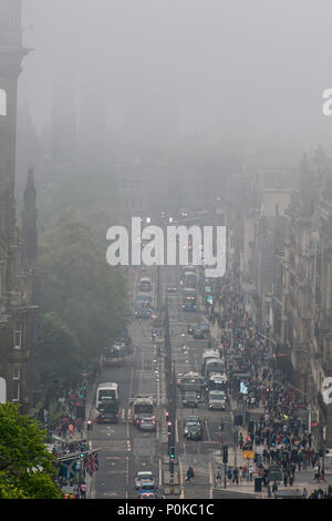 Ein Blick auf Edinburgh Carlton Hill in Edinburgh einschließlich das Scott Monument und das Balmoral Hotel Clock Tower und die Burg in der Ferne Stockfoto