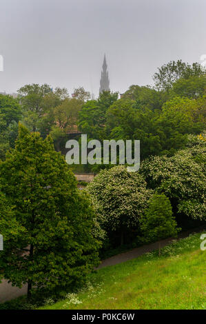 Ein Blick auf Edinburgh Carlton Hill in Edinburgh einschließlich das Scott Monument und das Balmoral Hotel Clock Tower und die Burg in der Ferne Stockfoto