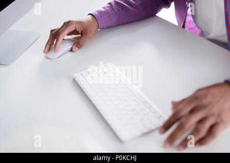 Zugeschnittenes Bild des afrikanischen amerikanischen Computer Mann Stockfoto