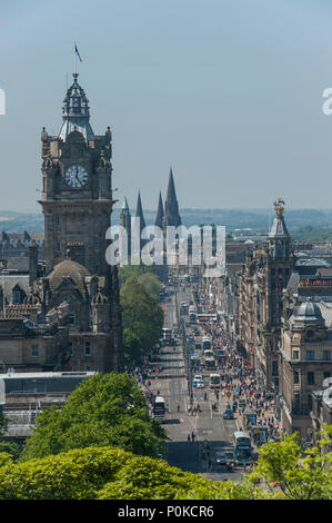 Ein Blick auf Edinburgh Carlton Hill in Edinburgh einschließlich das Scott Monument und das Balmoral Hotel Clock Tower und die Burg in der Ferne Stockfoto