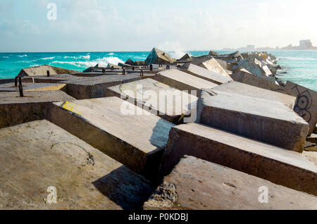 Nahaufnahme von einem Steg aus riesigen konkrete Würfel Stockfoto