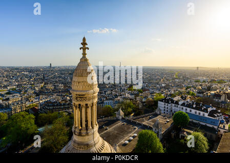 Panoramaaussicht auf Paris Sacre Coeur Viewpoint, französischer Architektur Stockfoto