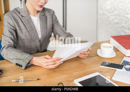 7/8 Schuß von Geschäftsfrau, Schreibarbeit am Arbeitsplatz im Büro Stockfoto