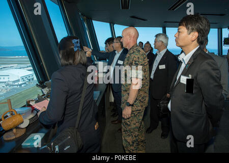 Die Marine Corps Air Station Iwakuni ist eine Luftanlage des United States Marine Corps in Japan, die Luftverkehrseinheiten der Marine Aircraft Group 12 und Carrier Air Wing 5 unterstützt. Die Kampagne „Sound of Freedom“ bietet strukturierte Kontakte mit Beamten der Stadt Iwakuni zu Basisfunktionen. Das Archivbild dokumentiert eine Overlook-Briefing-Sitzung im MCAS Iwakuni am 1. Juni 2018. Stockfoto