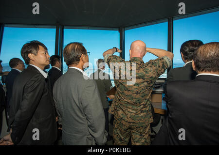 Die Marine Corps Air Station Iwakuni ist eine US Marine Corps Basis in Japan, die Luftverkehrseinheiten einschließlich Marine Aircraft Group 12 beherbergt und Carrier Air Wing 5 unterstützt. Die Kampagne „Sound of Freedom“ bringt Beamte der Stadt Iwakuni in Diskussionen über die Bereitschaft und den Betrieb der Basis ein. Das Archivbild dokumentiert eine Betriebsunterweisung bei MCAS Iwakuni am 1. Juni 2018. Stockfoto