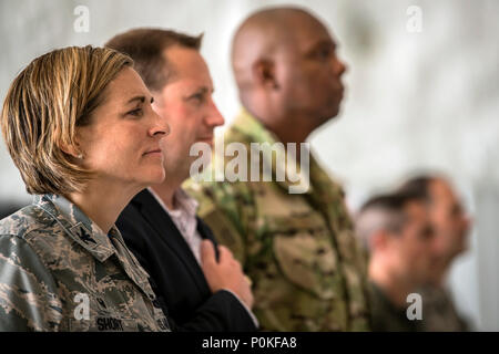 Kol. Jennifer Kurz, Links, 23d Wing Commander, steht an Aufmerksamkeit bei einem Befehl Zeremonie, 1. Juni 2018, bei Moody Air Force Base, Ga. Dieses Ereignis kennzeichnet den Beginn einer neuen Regime als Maj. Mike Perez übernehmen das Kommando über die 23 d AMXS. Dies wird Mark Perez ist im zweiten Stint im 23 AMXS, wie er früher als Oic der AMXS an Papst Air Force Base, N.C. serviert. (U.S. Air Force Foto von Airman 1st Class Eugene Oliver) Stockfoto