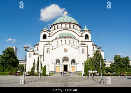 Touristen, die Kirche des Heiligen Sava am Juli 3,2014, Belgrad. St. Sava ist die größte orthodoxe Kirche in der Welt auf dem vracar Hochebene gelegen. Stockfoto