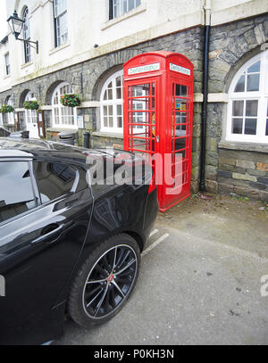 Frau ihre Jaguar Auto geparkt, als Notfall der Zugang zum Dorf Defibrillator in Ambleside Cumbria zu blockieren, der Lake District National Park UK GB Stockfoto