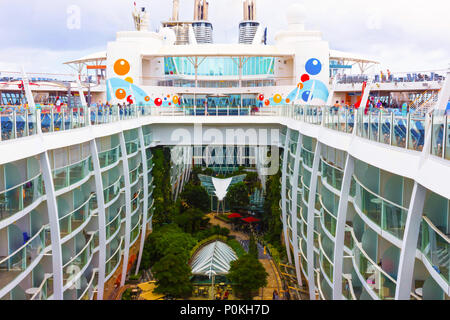 Cape Canaveral, USA - Mai 05, 2018: Das Central Park auf Kreuzfahrtschiff oder Schiff Oasis of the Seas von Royal Caribbean Stockfoto