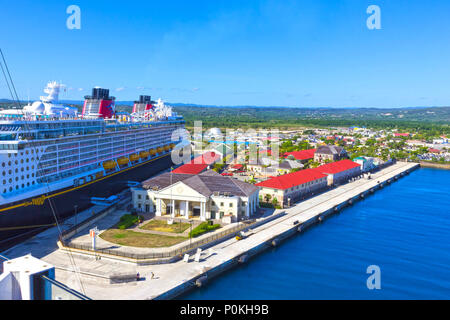 Falmouth, Jamaika - Mai 02, 2018: Kreuzfahrtschiff Disney Fantasy von Disney Cruise Line in Falmouth, Jamaika angedockt Stockfoto