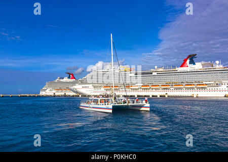 Cozumel, Mexiko - Mai 04, 2018: Die Carnival Freedom, Carnival Breeze Kreuzfahrtschiffe im Hafen von Cozumel, Mexiko Stockfoto