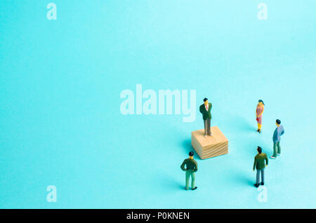 Ein Mann steht vor Menschen und hetzt. Propaganda, Ausbildung und Berichterstattung ihrer Idee. Konzept Führer, arbeiten im Team. Attraktion von Aufmerksamkeit und Stockfoto