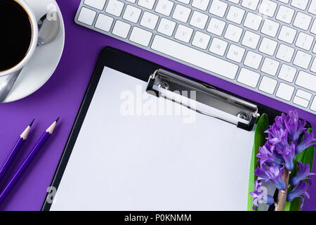 Blick von oben auf die Arbeitsfläche mit leeren Zwischenablage und Computer Tastatur Stockfoto