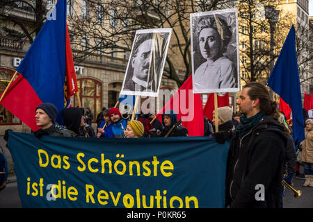 Die Liebknecht-Luxemburg-Demonstration ist eine jährliche politische Demonstration in Erinnerung an die Revolutionären Sozialisten Karl Liebknecht und Rosa Luxembur Stockfoto