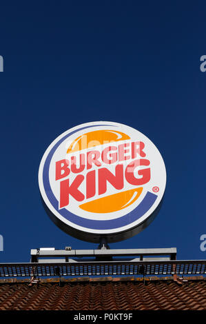 Kristinehamn, Schweden - Juni 8, 2018: Close-up auf dem Dach Schild am Burger King Hamburger Restaurant. Stockfoto