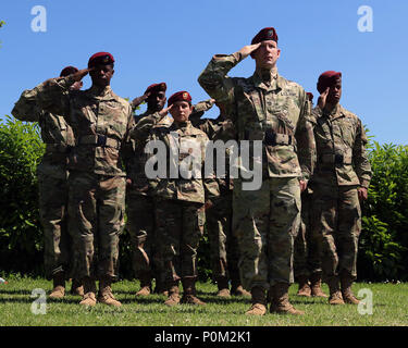 Der 82nd Airborne Division Alle amerikanischen Chor begrüßt während der amerikanischen Nationalhymne am Eisen Mike Zeremonie Juni 3, 2018 etwas außerhalb der Stadt von Sainte Mere Eglise in der Nähe der La Fiere Brücke an der Normandie, Frankreich. Der Chor sang einige Lieder während der gesamten Veranstaltung. Stockfoto