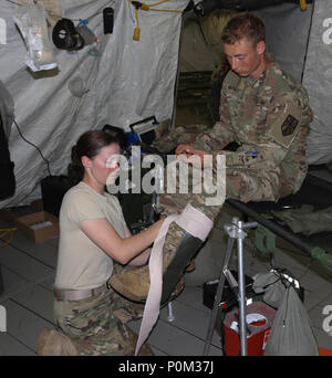 Spc. Jacqueline Cochran, ein Medic mit dem 1171St Gebiet unterstützen Medizinische Gesellschaft von Ypsilanti, Michigan, zeigt eine Schiene auf Pfc. Ferris Bennett, 4. Juni 2018, am Flugplatz Ziemsco, Polen in der Vorbereitung für Sabre Streik 18. Sabre Streik ist ein US-Army Europe-geführten Koalition mit den osteuropäischen Ländern in einer Masse training Partnerschaften zu verbessern. (Michigan Army National Guard Foto von Sgt. Ashley Terpsma/Freigegeben). Stockfoto