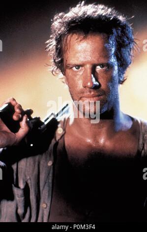 Original Film Titel: gunmen. Englischer Titel: gunmen. Regisseur: DERAN SARAFIAN. Jahr: 1993. Stars: Christopher Lambert. Copyright: nur redaktionell Innen verwenden. Dies ist eine öffentlich verteilten Handzettel. Zugriffsrechte nur, keine Lizenz des Urheberrechts zur Verfügung gestellt. Vorgeschriebene Genehmigung zu Visual Symbol (www.visual-icon.com) Für die Reproduktion des Bildes erforderlich ist. Quelle: DIMENSION FILMS/Album Stockfoto