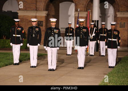 Die Marine Barracks Washington Parade marschiert Mitarbeiter stehen an einem zeremoniellen Position auf Zentrum während der Freitag Abend Parade in der Kaserne, 1. Juni 2018. Das hosting Offizielle für die Parade war Generalleutnant Rex McMillian, Kommandierender General, Marine Reserve und Marine Nord, und der Ehrengast war pensionierte Generalleutnant Robert M. Shea, Vorsitzender des Marine Spielwaren für Tots Stiftung Vorstand und Präsident und CEO der Streitkräfte Kommunikation und Electronics Association. Stockfoto