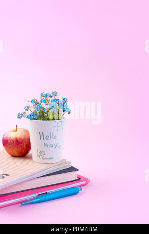 Feiertag der Arbeit und des Friedens im Mai. Notepad und Bücher und Frühlingsblumen. Freier Platz für Text. Platz kopieren Stockfoto