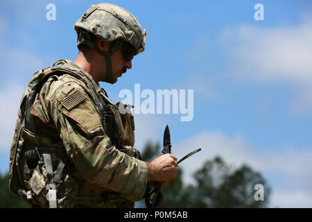 Spc. Matthäus Ruben, eine Beseitigung von Explosivstoffen Teammitglied mit 718Th Ordnance Company ab Lager Humphreys, Korea, gilt Band Bezeichnung Netzkabel für Rendering sicher eine explosive Vorrichtung während der 2018 Ordnance Tiegel, 4. Juni 2018, am Fort A.P. Hill, Virginia. EOD-Teams sind für die Maßnahmen bewertet und die damit verbundenen Aufgaben zur Unified land Operationen zu EOD unterstützen zu beseitigen und/oder explosiven Bedrohungen zu reduzieren. Die Ordnance Tiegel ist so konzipiert, dass Teamwork Soldaten und ihre Fähigkeiten zum kritischen Denken zu prüfen, während Sie technische Lösungen für reale Probleme Verbesserung der Bereitschaft der f anwenden Stockfoto