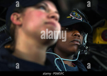 180603-N-RP 878-079 Klaipeda, Litauen (3. Juni 2018) Lt. j.g. Angela Cleveland, aus Washington D.C., steht auf der Brücke der Arleigh-Burke-Klasse geführte Anti-raketen-Zerstörer USS Bainbridge (DDG96) während der Abfahrt Klaipeda, Litauen, während der Übung BALTOPS) Ostsee (2018, 3. Juni 2018. BALTOPS ist die wichtigste jährlich stattfindende Maritime - fokussierte Übung in der baltischen Region und einer der größten Übungen in Nordeuropa Verbesserung der Flexibilität und Interoperabilität zwischen Alliierten und Partner Nationen. (U.S. Marine Foto von Mass Communication Specialist 1. Klasse Theron J. Godbold/Freigegeben) Stockfoto