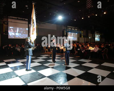 Die achte Armee ist die wichtigste Feldarmee der Streitkräfte der Vereinigten Staaten Korea, die für Bodenoperationen auf der koreanischen Halbinsel verantwortlich ist. Das Archivbild dokumentiert den 243. Army Birthday Ball, der am 1. Juni 2018 im SINTEX Convention Center in Suwon (Südkorea) stattfand, wo sich die Mitglieder des Militärs zu formellen Feierlichkeiten und Preisverleihungen versammelten. Stockfoto