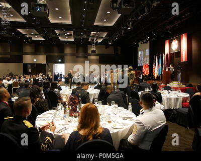 Die achte Armee ist die wichtigste Feldarmee der Streitkräfte der Vereinigten Staaten Korea, die für Bodenoperationen auf der koreanischen Halbinsel verantwortlich ist. Das Archivbild dokumentiert den 243. Army Birthday Ball, der am 1. Juni 2018 im SINTEX Convention Center in Suwon (Südkorea) stattfand, wo sich die Mitglieder des Militärs zu formellen Feierlichkeiten und Preisverleihungen versammelten. Stockfoto