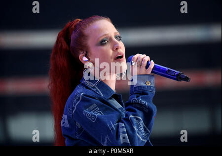 Jess Glynne auf der Bühne während der Sommerzeit Ball mit Vodafone im Wembley Stadion, London. Stockfoto