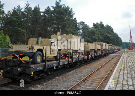 Der Hauptsitz und die Konzernzentrale, 91st Brigade Ingenieur Bataillon, 1st Armored Brigade Combat Team, 1.Kavallerie Division erhält durch Fahrzeuge des Schienenkopfes in Zagan, Polen, 4. Juni 2018. Die Fahrzeuge wurden am Hafen in Antwerpen, Belgien erhalten und mit dem Zug nach Zagan, Polen zur Unterstützung der Atlantischen lösen, ein bleibendes Training übung zwischen der NATO und der US-Streitkräfte transportiert. (U.S. Army National Guard Foto von SPC. Hannah Tarkelly, 382 Öffentliche Angelegenheiten Ablösung/1st Armored Brigade Combat Team 1.Kavallerie Division/Freigegeben) Stockfoto