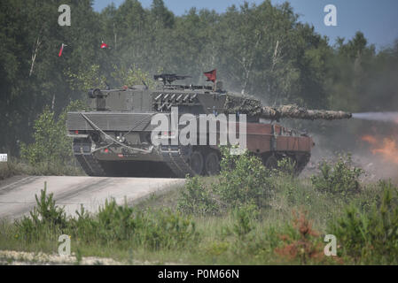 Eine österreichische Leopard 2A4 Tank, die von österreichischen Soldaten in den 6 Tank Unternehmen betrieben, 14 Panzer Bataillon, Brände an sein Ziel während der starken Europa Tank Challenge (SETC), an der 7. Armee Befehl Grafenwöhr Training Area, Grafenwöhr, Deutschland, Juni 04, 2018. Us-Army Europe und die deutsche Armee Gastgeber der dritten starkes Europa Tank Herausforderung bei Grafenwöhr Training Area, Juni 3 - 8, 2018. Die starke Europa Tank Herausforderung ist eine jährliche Veranstaltung, die teilnehmenden Nationen zu geben, einen dynamischen, produktiven und Spaß Umfeld, in dem die militärische Partnerschaften, Form zu fördern. Stockfoto