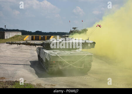 Tanker in Österreichs 6. Tank Company, 14 Panzer Bataillon reagieren auf eine simulierte chemischen, biologischen, radiologischen, nuklearen oder Umwelt (CBRN-E) Angriff und Wiederherstellen der deaktiviert Leopard 2A4 während der starken Europa Tank Herausforderung, an der 7. Armee den Befehl Grafenwöhr Training Area gehalten, 5. Juni 2018. Us-Army Europe und die deutsche Armee Gastgeber der dritten starkes Europa Tank Herausforderung bei Grafenwöhr Training Area, Juni 3 - 8, 2018. (U.S. Armee Foto von Lacey Justinger, 7th Army Training Befehl) Stockfoto