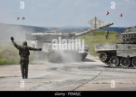 Tanker in Österreichs 6. Tank Company, 14 Panzer Bataillon reagieren auf eine simulierte chemischen, biologischen, radiologischen, nuklearen oder Umwelt (CBRN-E) Angriff und Wiederherstellen der deaktiviert Leopard 2A4 während der starken Europa Tank Herausforderung, an der 7. Armee den Befehl Grafenwöhr Training Area gehalten, 5. Juni 2018. Us-Army Europe und die deutsche Armee Gastgeber der dritten starkes Europa Tank Herausforderung bei Grafenwöhr Training Area, Juni 3 - 8, 2018. (U.S. Armee Foto von Lacey Justinger, 7th Army Training Befehl) Stockfoto