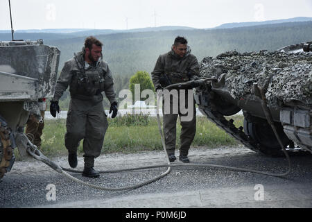 Tanker in Österreichs 6. Tank Company, 14 Panzer Bataillon reagieren auf eine simulierte chemischen, biologischen, radiologischen, nuklearen oder Umwelt (CBRN-E) Angriff und Wiederherstellen der deaktiviert Leopard 2A4 während der starken Europa Tank Herausforderung, an der 7. Armee den Befehl Grafenwöhr Training Area gehalten, 5. Juni 2018. Us-Army Europe und die deutsche Armee Gastgeber der dritten starkes Europa Tank Herausforderung bei Grafenwöhr Training Area, Juni 3 - 8, 2018. (U.S. Armee Foto von Lacey Justinger, 7th Army Training Befehl) Stockfoto