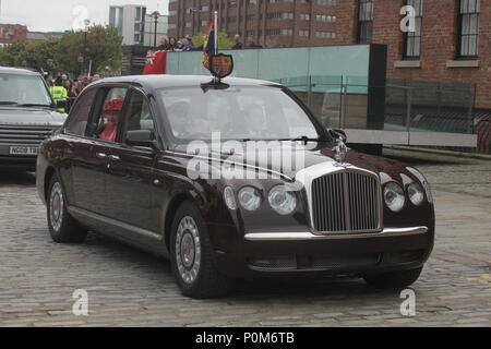 Die Queen und Prinz Philip GENIESSEN SIE EINE FAHRT AUF DER GELBEN ENTE BUS IN LIVERPOOL VOR DEM VERLASSEN DES ALBERT DOCK AUF IHRER JUBILÄUMS TOUR Stockfoto