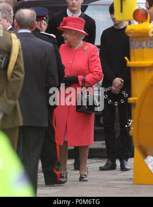 Die Queen und Prinz Philip GENIESSEN SIE EINE FAHRT AUF DER GELBEN ENTE BUS IN LIVERPOOL VOR DEM VERLASSEN DES ALBERT DOCK AUF IHRER JUBILÄUMS TOUR Stockfoto