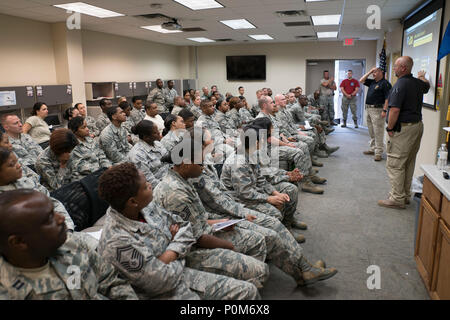 Spezialisierte Bewährungoffizier Phil Burrell, ganz rechts, und Polizei Colonel Chris Owens diskutieren shooter Antwort Methoden mit Reserve Bürger Flieger der 413 Aeromedical Staging Squadron Juni 2, 2018, in Robins Air Force Base, Georgia. Burrell und Owens sind Georgia Polizeibeamte, die die militärische Einheit besucht Wissen auf Überleben und Reagieren auf Active shooter Veranstaltungen zu teilen. (U.S. Air Force Foto von Jamal D. Sutter) Stockfoto