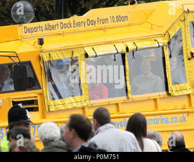 Die Queen und Prinz Philip GENIESSEN SIE EINE FAHRT AUF DER GELBEN ENTE BUS IN LIVERPOOL VOR DEM VERLASSEN DES ALBERT DOCK AUF IHRER JUBILÄUMS TOUR Stockfoto